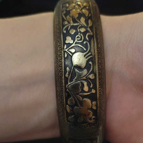 Victorian Flower Texture Bangle Vintage Brass Bracelet - Picture 2 of 4